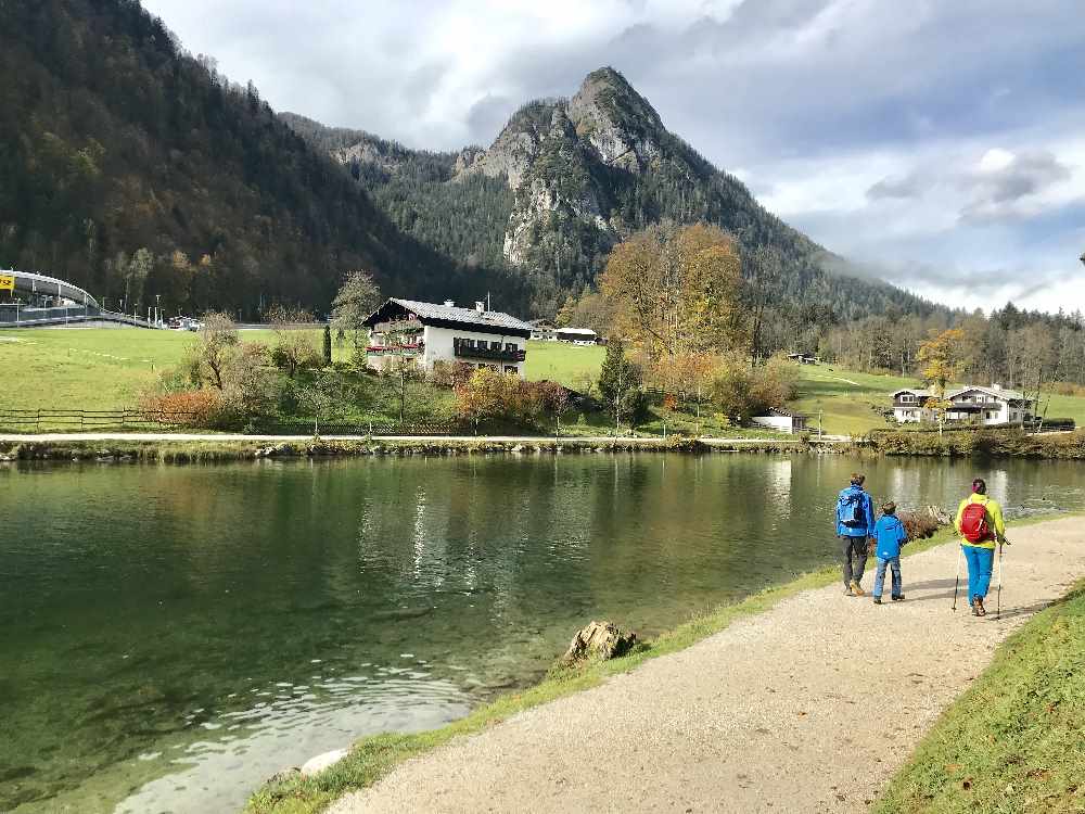 Grünstein Königssee: Hier starten wir unsere Wanderung mit Kindern am Königsee - der Gipfel rechts ist der Grünstein, unser Wanderziel 