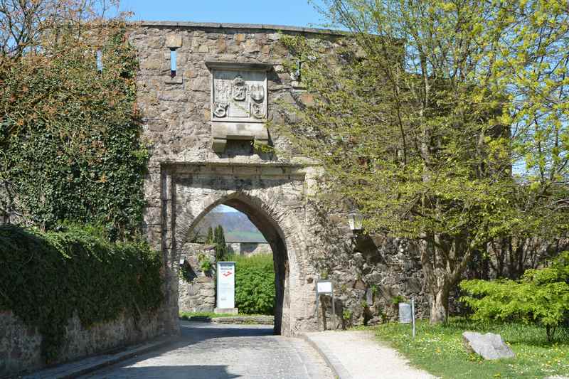 Dann führt die Familienwanderung durch dieses schöne Tor - das Friedrichstor