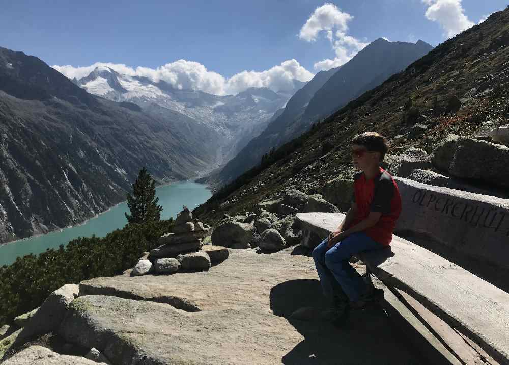 Kurze Rast auf der großen Bank am Olperer Hütte - Blick