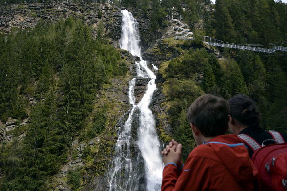 Wir lassen die Kraft des Wassers auf uns wirken und schauen auf den weiteren Verlauf unserer Wanderung