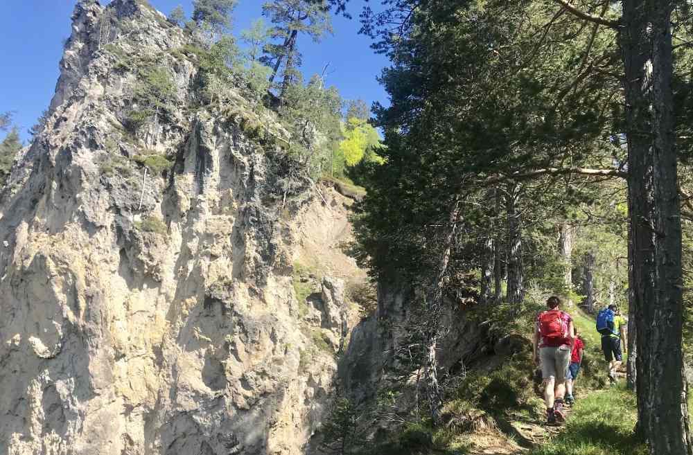 Neben den Felsen wandern wir auf dem Steig hinauf