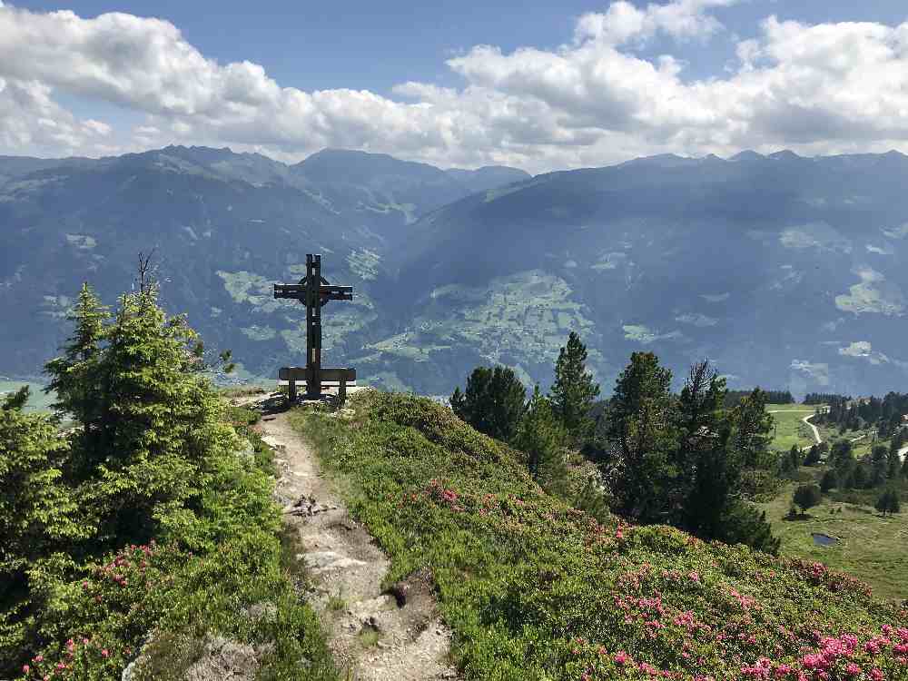 Bei der Familienwanderung Zillertal zum Gedrechten kommst du auch an diesem schönen Kreuz mit Aussichtspunkt vorbei