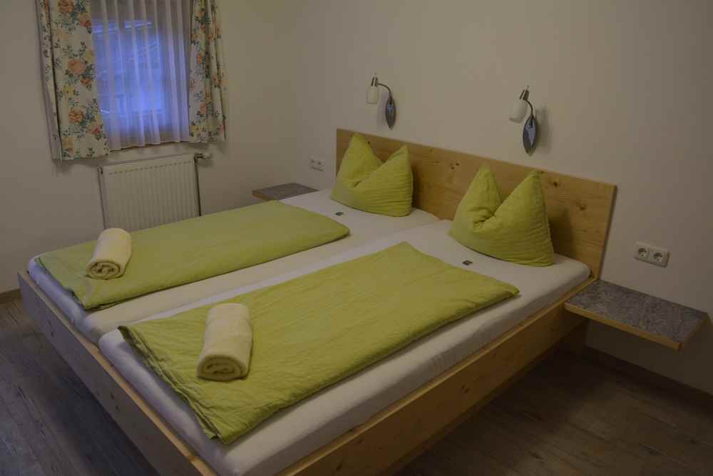 Ferienwohnung Kals am Großglockner: Eines der Doppelzimmer, das wir als Familienzimmer nutzen