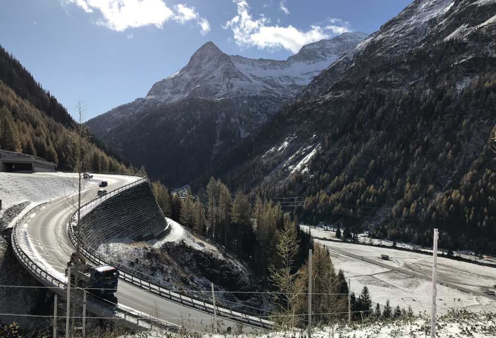 Der neue Abschnitt der Felbertauernstrasse am höchsten Punkt in Osttirol mit der tollen Bergkulisse