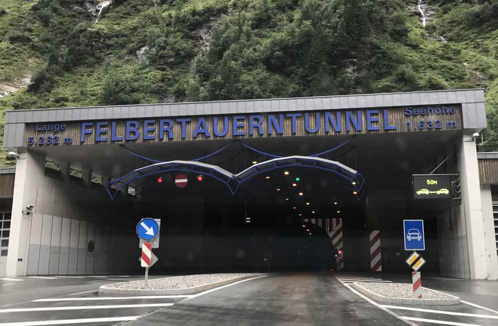 Die Einfahrt in den Felbertauerntunnel auf der Salzburger Seite