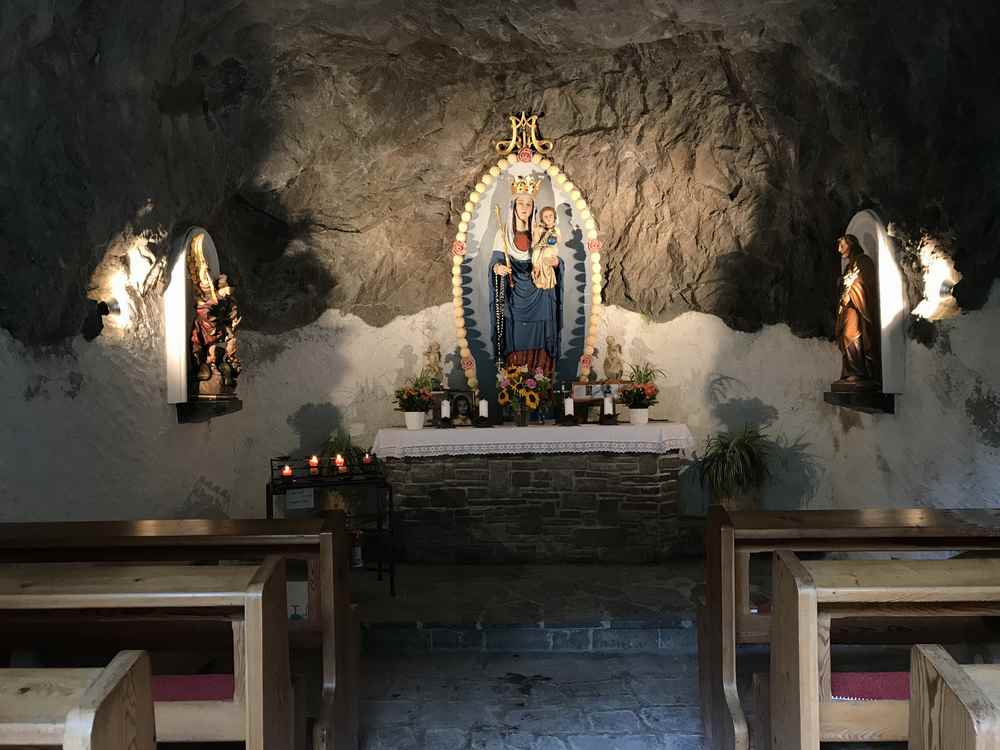 Innen ist mehr Platz in der Kapelle, als es von außen scheint