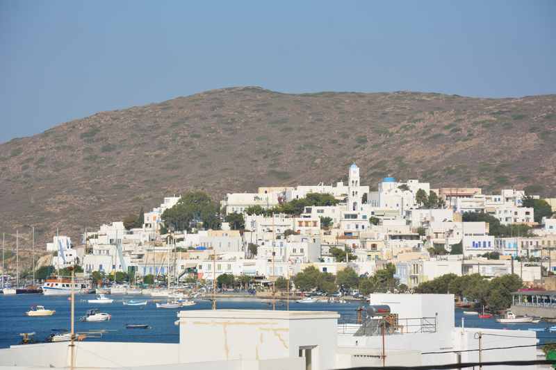 Blick von der Terasse des Ferienhaus in den Kykladen auf Adamas