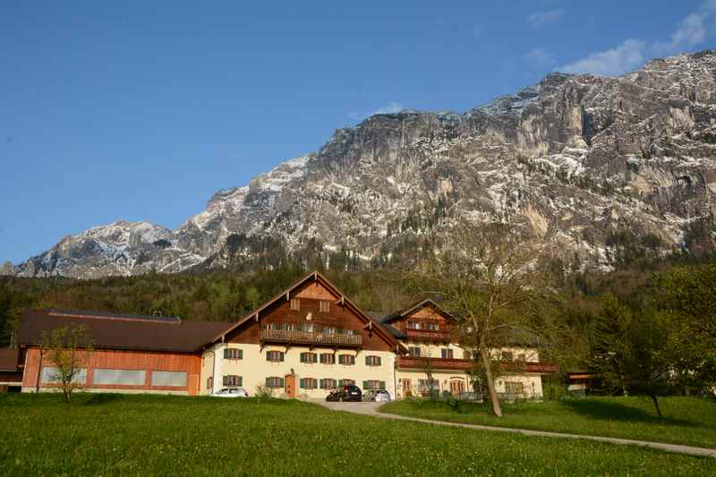 Ferienwohnung Attersee mit Seezugang - Der Haslbauer Bauernhof der Familie Resch, hinten das Höllengebirge