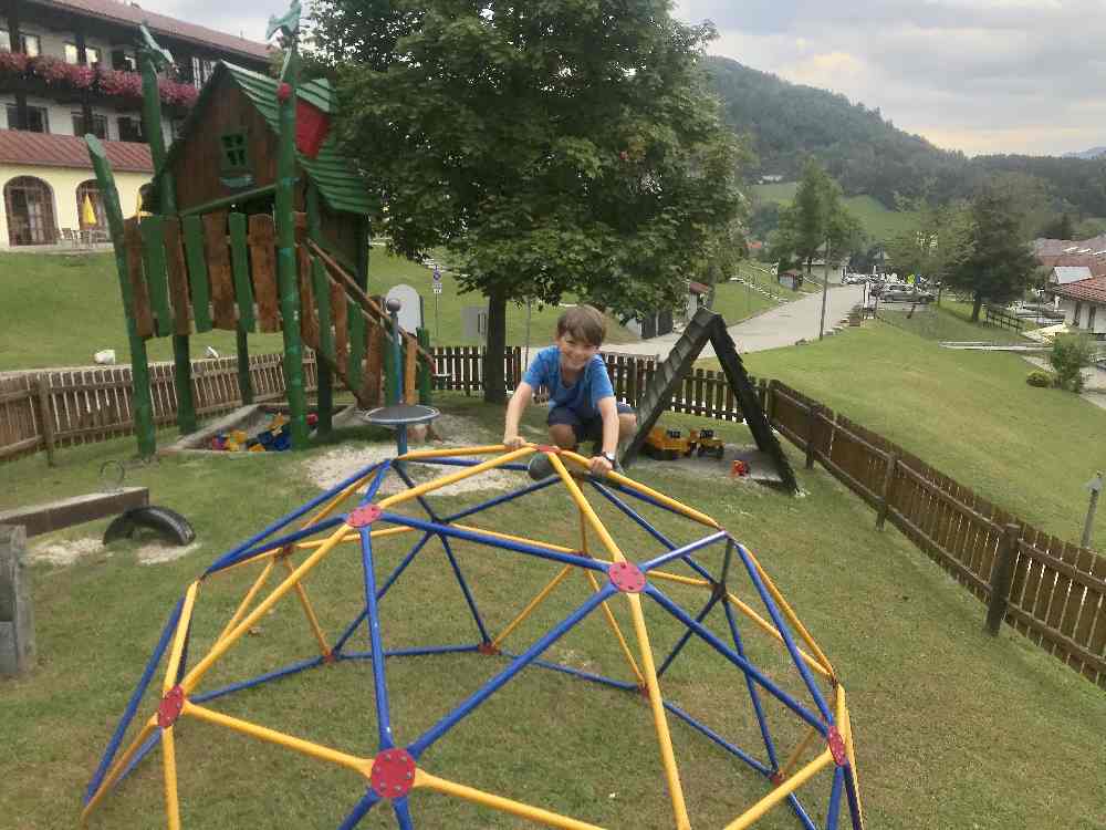 Das ist der Spielplatz, ein Stück weiter sind die Bodentrampoline, Roller und Tretautos