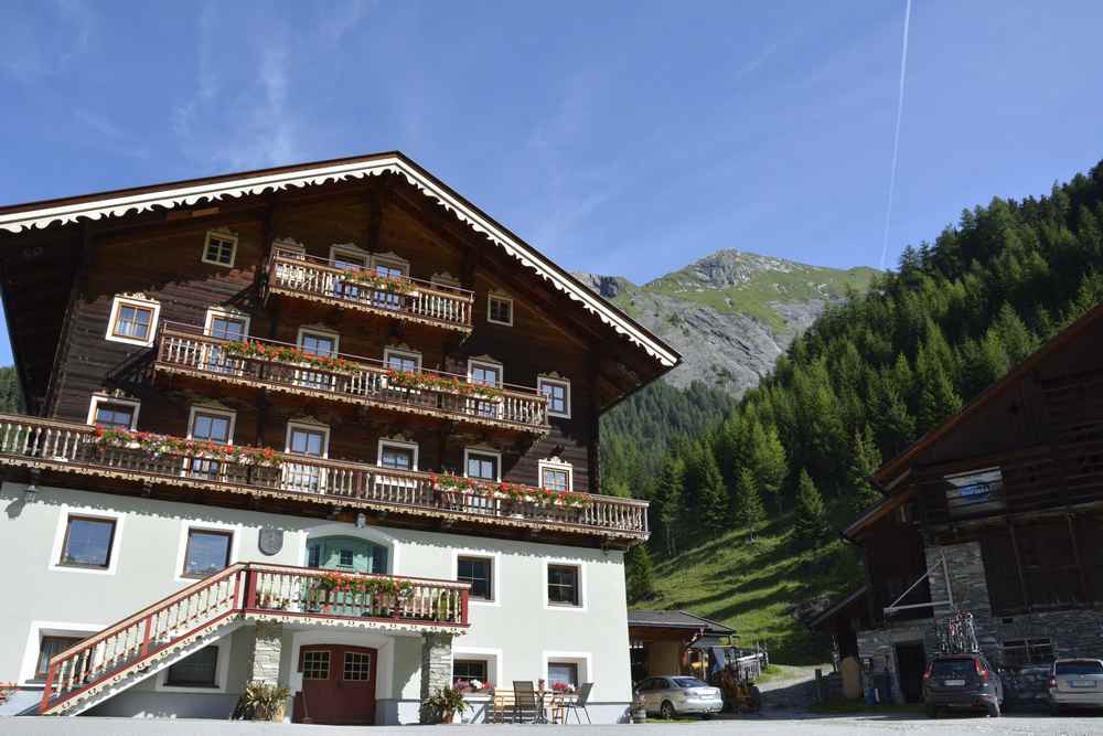 Ferienwohnung Kals am Großglockner: Die schöne Hausfassade des Landhaus Taurer am übernachsten Morgen in unserem Osttirol Familienurlaub