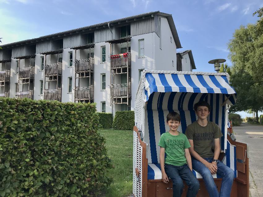 Meerfeeling an der Ostsee: Vor der GEW Ferienwohnung Rügen im Strandkorb sitzen