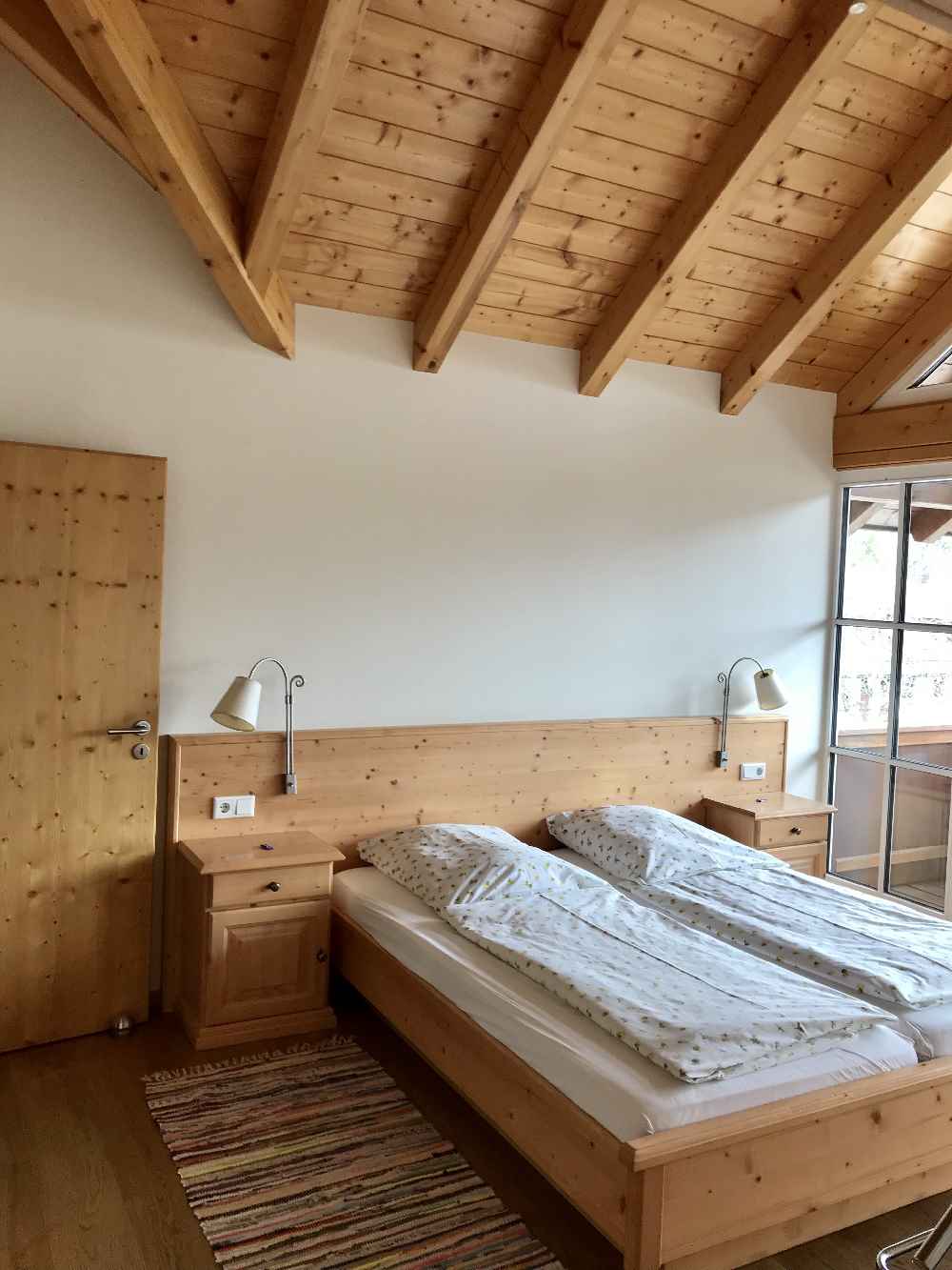 Hohe Räume und viel Holz - unsere Ferienwohnung am Starnberger See mit Kindern "Beim Fischer"