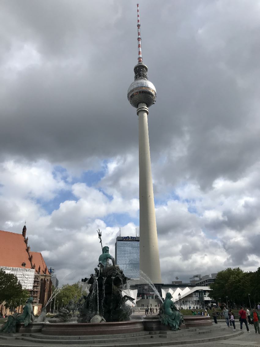 Besuch beim Wahrzeichen: Fernsehturm Berlin mit Kindern