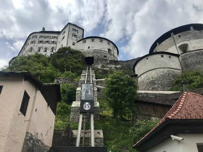 Die Orgelpfeifen sind im mittleren Turm der Festung Kufstein, dem Bürgerturm