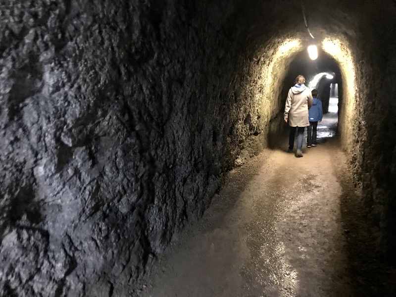 Schön kühl: Die dicken Mauern und Gänge in der Festung Kufstein - genug Schatten und Abkühlung!