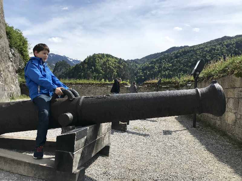 Die Festung Kufstein ist riesig! Es gibt dunkle Gänge, viel Festung und große Kanonen