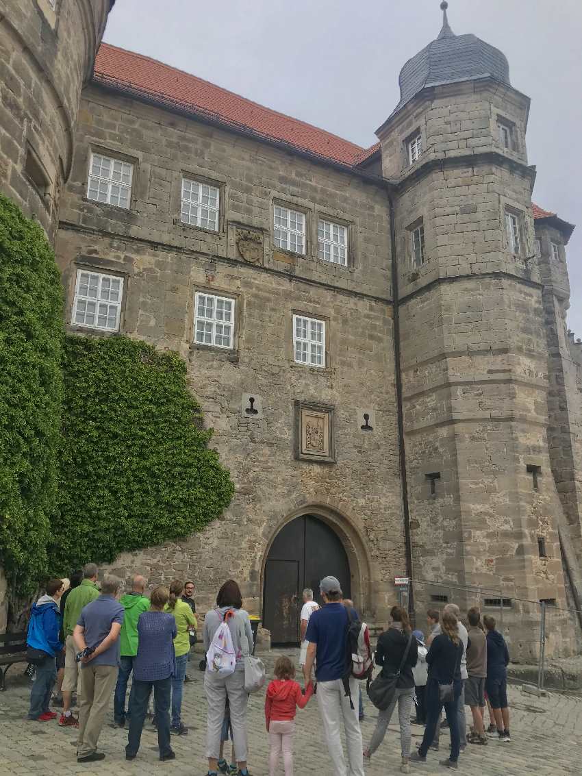 Bei Regenwetter machen wir die Führung durch die Festung Rosenberg