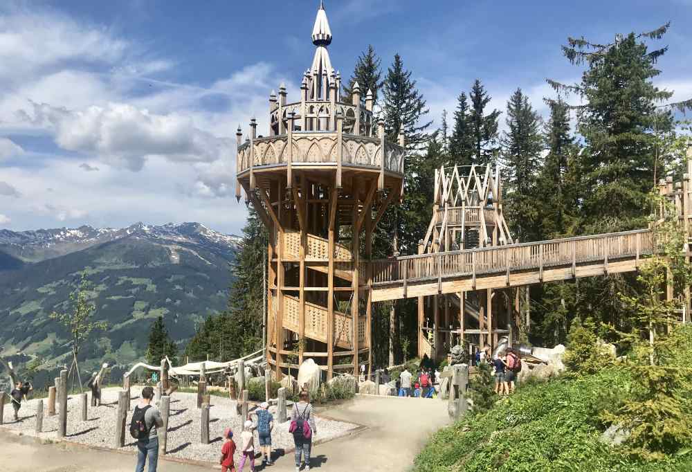 Echt riesig das Fichtenschloss - der Spielplatz am Berg mit Ausblick auf das Zillertal