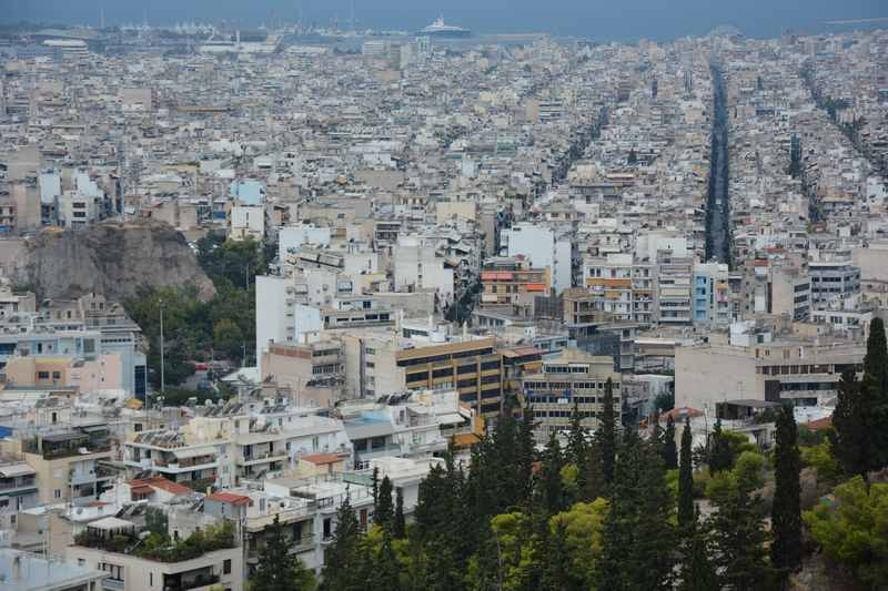 Die Aussicht vom Filopappos in Athen bis hin zum Hafen von Piräus, hinten links das große Schiff