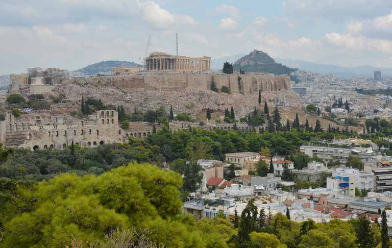 Der Blick vom Filopappos Hügel auf die bekannte Akropolis