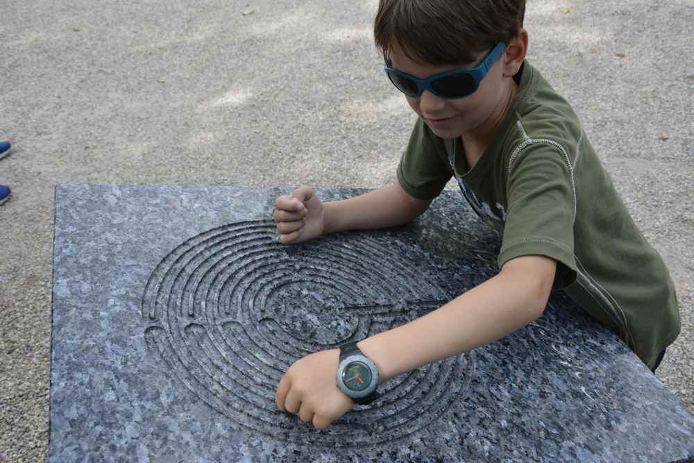 Das ist das gotische Labyrinth, das die Kinder mit den Fingern nachfahren können