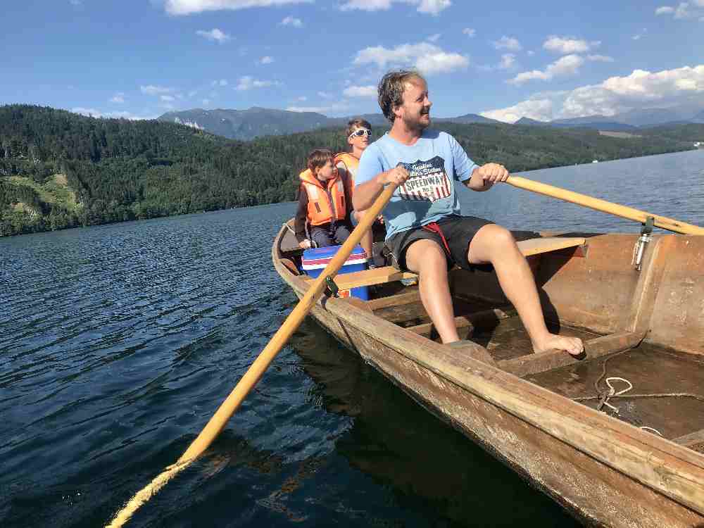 Angelurlaub mit Kindern: Für Peter eine Herzensangelegenheit: Mit dem Ruderboot zum Fischen auf dem glasklaren und ruhigen Millstätter See