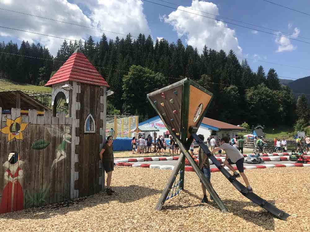 Der gratis Spielplatz mit der Ritterburg ist für die Kindergartenkinder und Schulkinder interessant