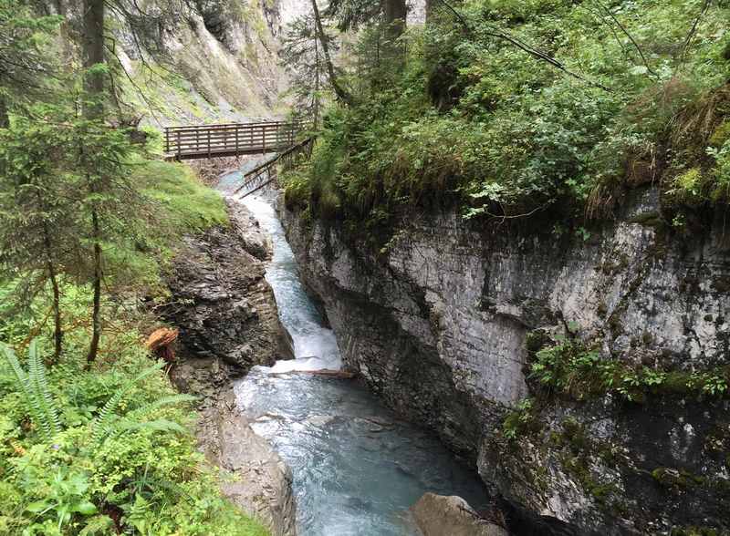 In der Schlucht am Flimser Wasserweg wandern mit Kindern