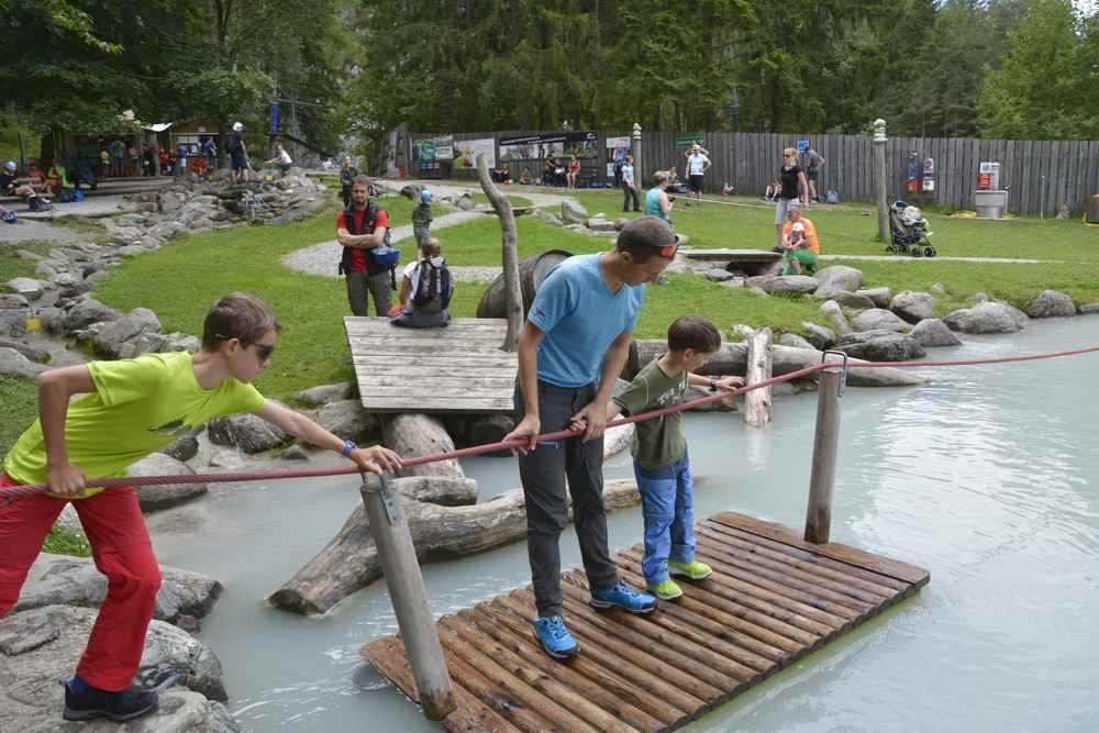 Zum Abschluß machen wir eine Flossfahrt mit den Kindern am Wasserspielplatz