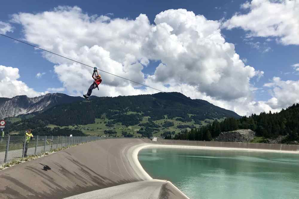 Adrenalin Kick für Jugendliche: Mit dem Flying Fox über den Latschau See am Golm