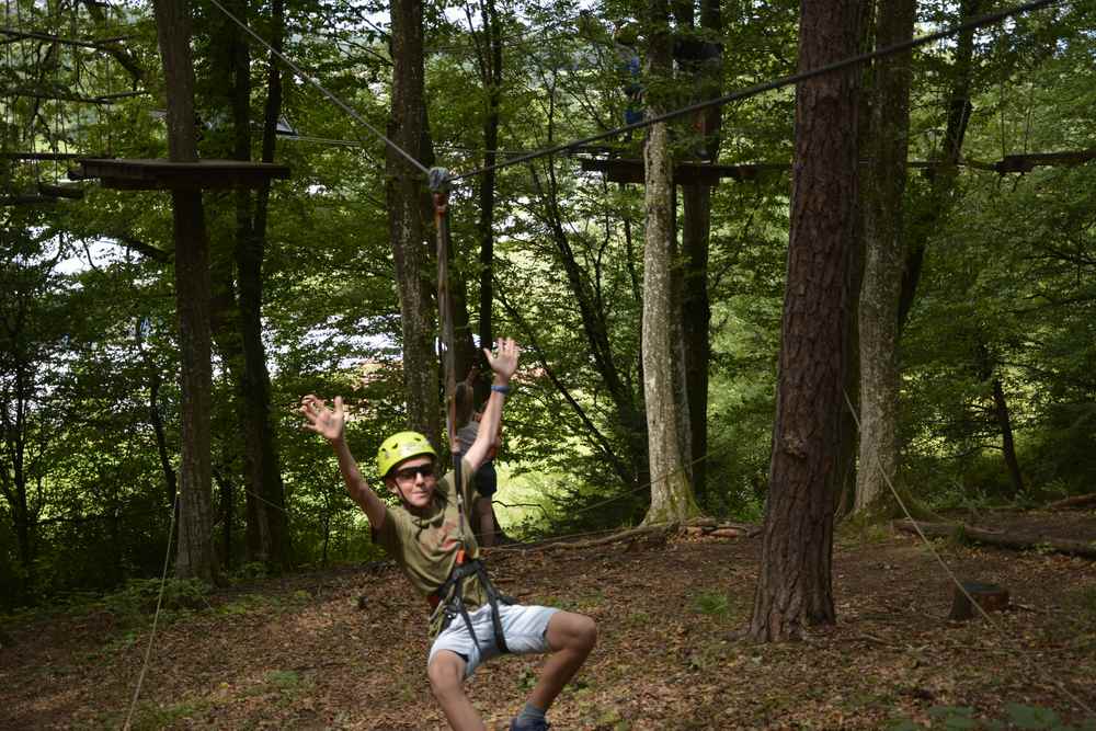 Mit dem Flying Fox geht es von Baum zu Baum oder am Ende der Route nach unten - zum Vergnügen für Teenager