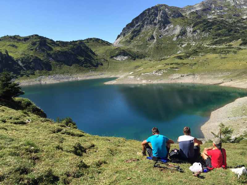 Am tiefblauen Formarinsee auspannen, nach der MTB Tour mit Kindern am Arlberg