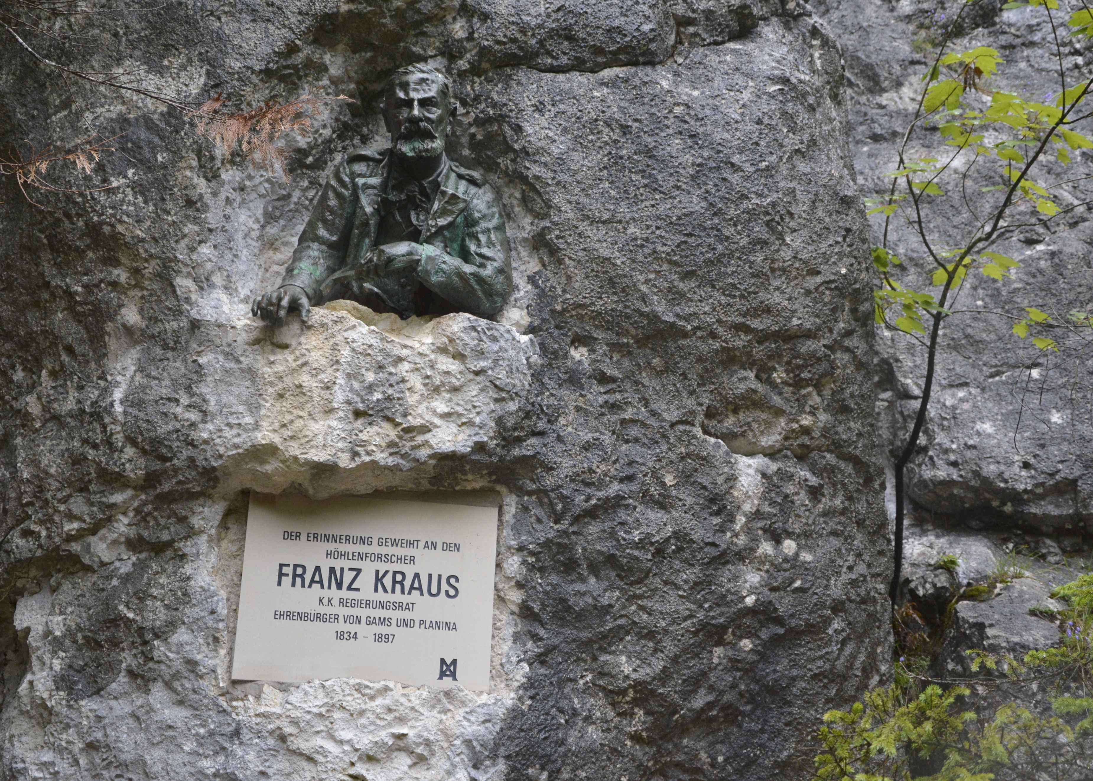 Über dem Eingang zur Kraushöhle finden wir das Denkmal von Franz Kraus