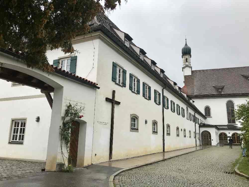 Das Stadträtsel führt uns auch zum Fransiskanerkloster in Füssen, wo wir ein Stück alter Stadtmauer entdecken