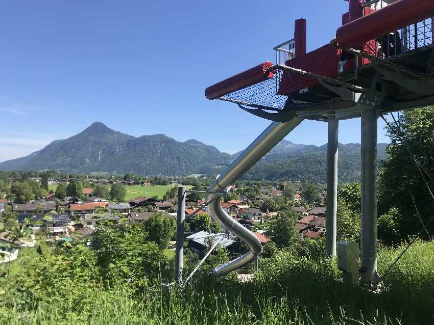 So ist der Blick oben bei der Free Fall Rutsche am Hocheck mit Blick auf die Berge