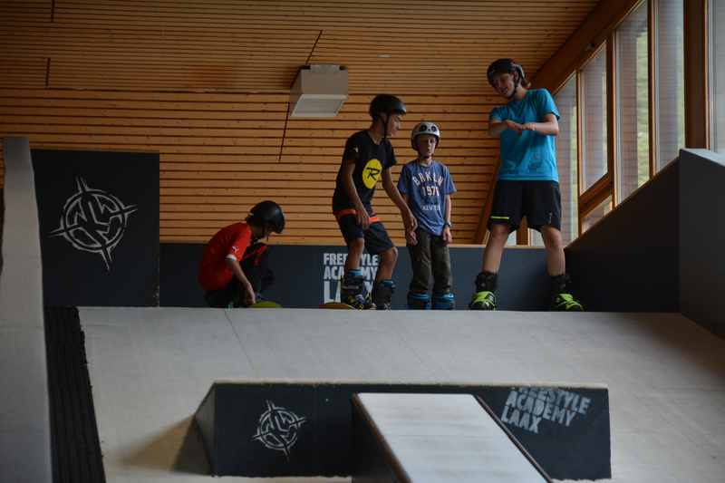 Freestyle Academy Laax - üben mit Ski und Board auf der trockenen "Piste"