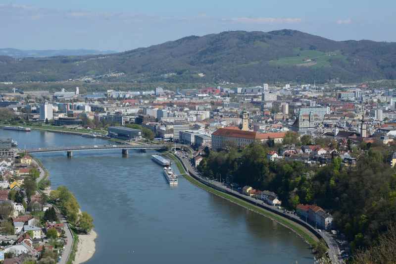 Ziel unserer Wanderung in Linz mit Kindern: Die Aussicht von der Franz Josef Warte auf die Donau und die Stadt Linz