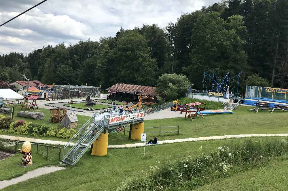 Der Blick von oben auf einen Teil des Freizeitparks: Bungee-Trampolin, normales Trampolin und noch mehr Spielmöglichkeiten