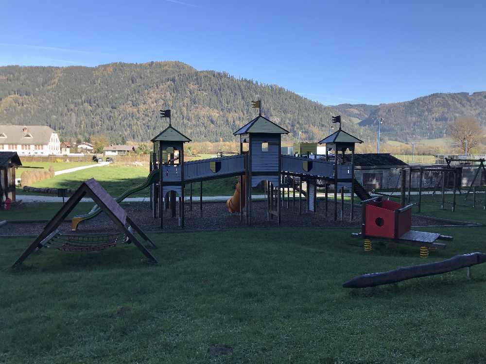 Ende Oktober liegt der große Spielplatz beim Burgbau Friesach im Schatten, im Sommer eine schöne Spielfläche zum Verweilen mit Kindern