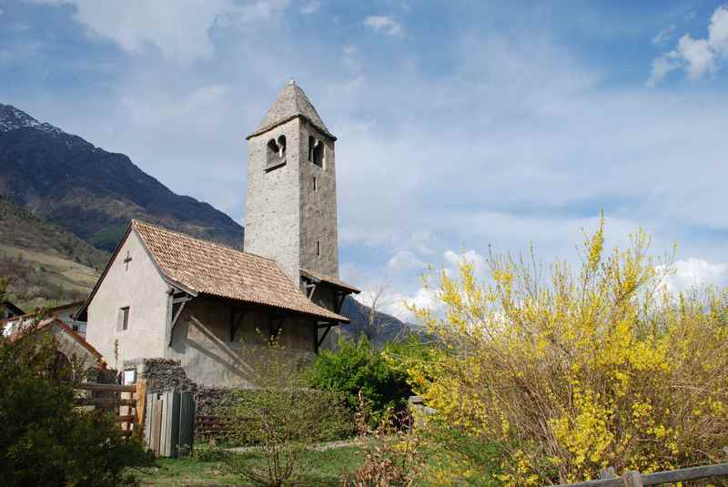 Frühlingsurlaub im Familienhotel Vinschgau: Die bekannte Kirche in Naturns