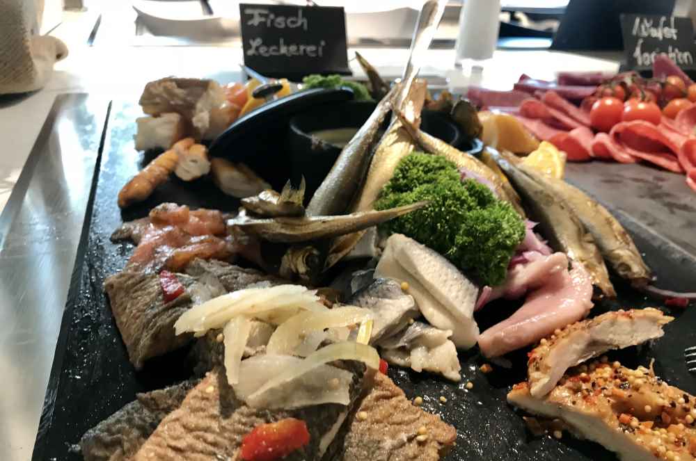 Nicht jedermanns Sache - aber passt zum maritimen Hamburg: Die Fischleckereien am Frühstücksbuffet im JUFA Hamburg