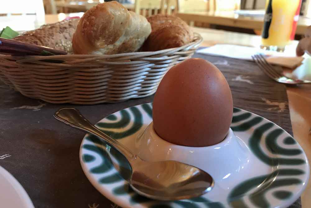 Das mochten wir besonders gerne: Das Frühstücksei im Gmundner Porzellan serviert, im Brotkorb die Schokoladencroissants