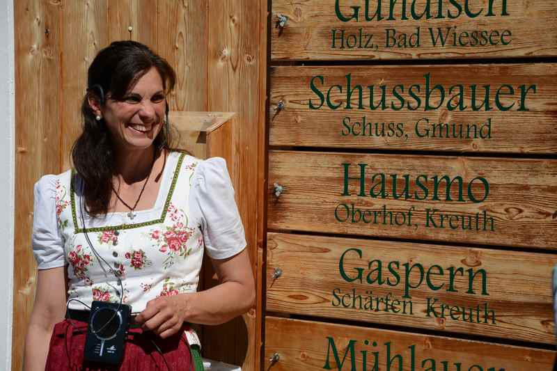 Sophie Obermüller erklärt bei der Führung durch die Käserei, welche Bauern ihre Milch liefern