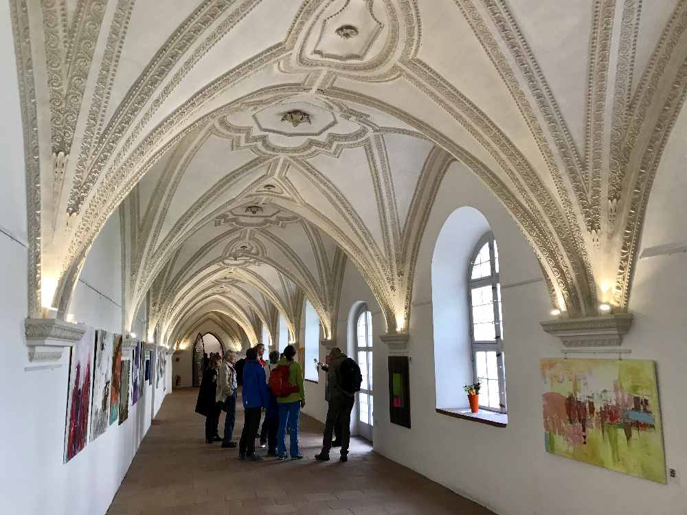 Der eindrucksvolle Kreuzgang im Kloster Benediktbeuern - hier kommst du auch ohne Führung hinien!