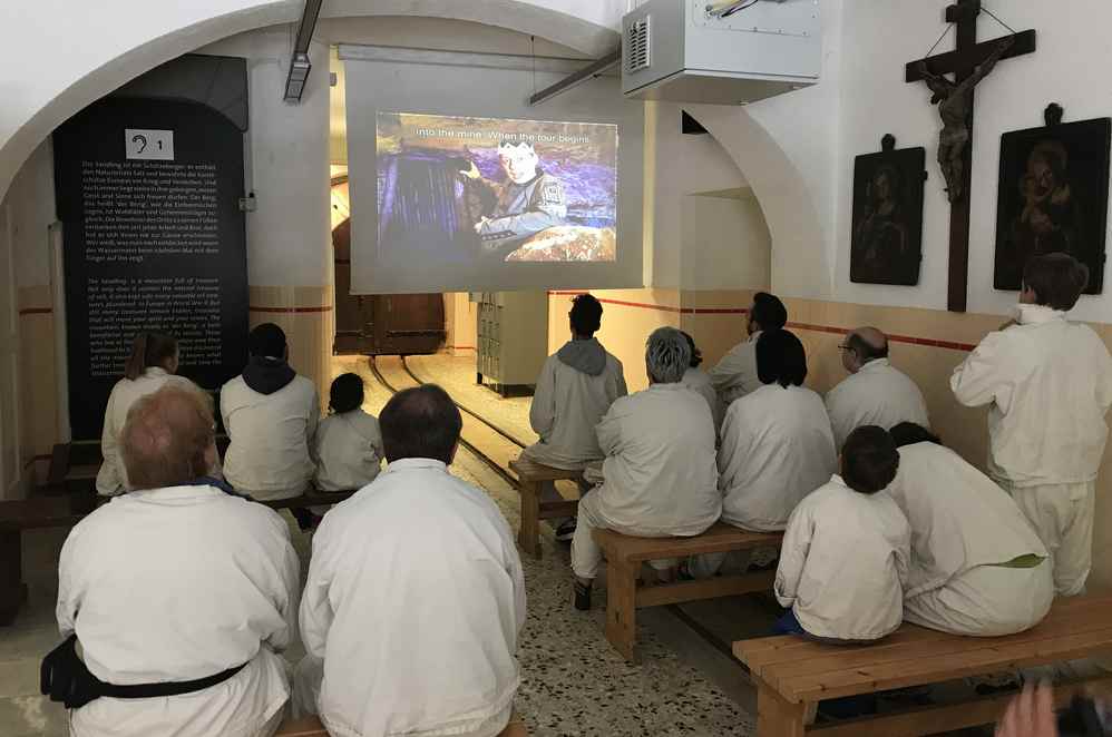 Die Führung im Salzbergwerk Altaussee beginnt mit einem Film im Steinberghaus