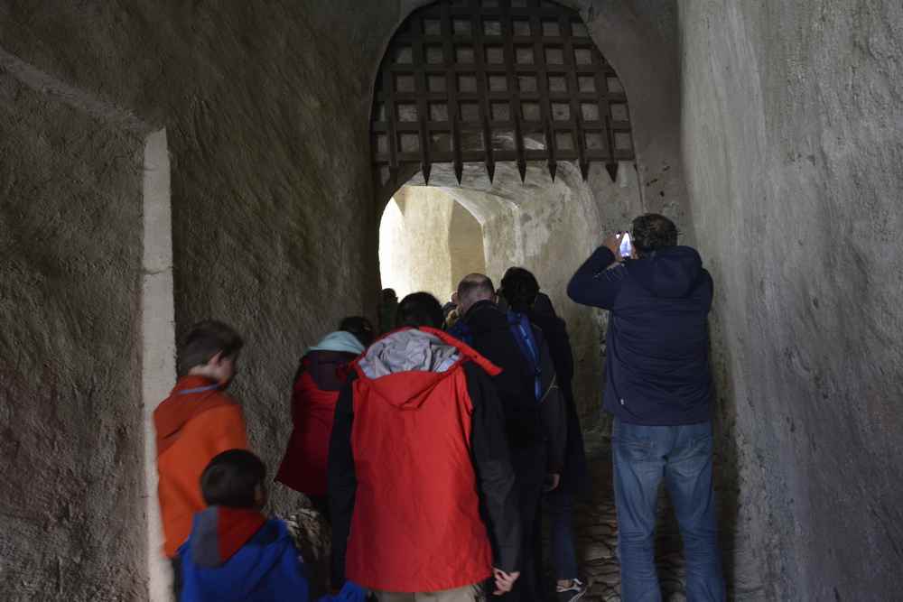 Durch den Gang gehen wir hinauf in das Schloss