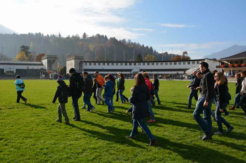 Die Führung bei der Skisprungschanze beginnt