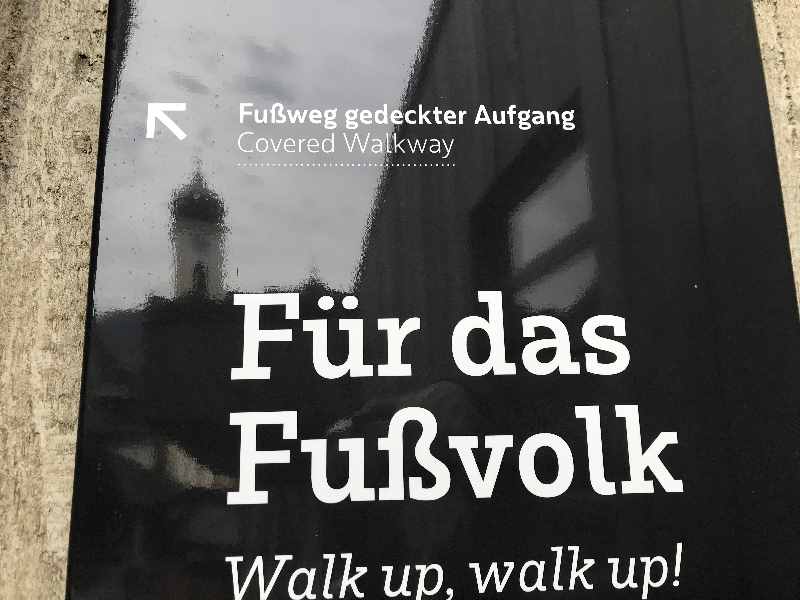 Wir nehmen den Fußweg hinauf zur Festung