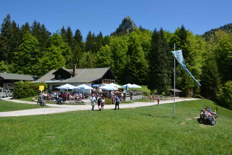 Auf der großen Bergwiese ist viel Platz für ein Picknick, die Aussicht auf den Riederstein und den Berggasthof Galaun