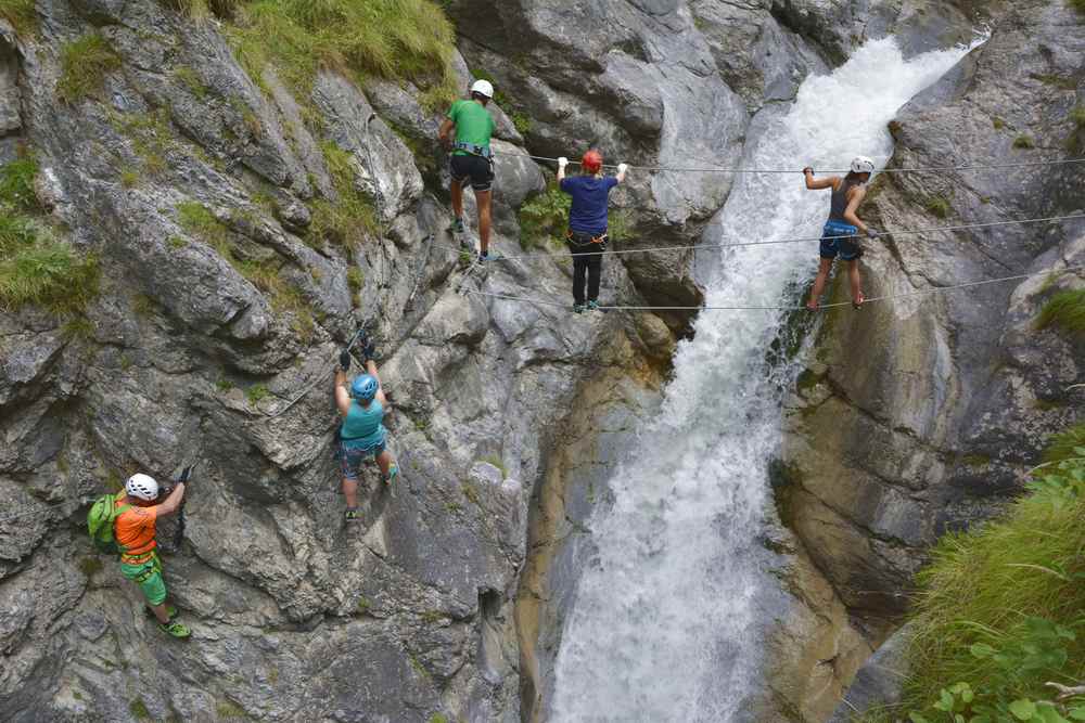 Ein Ausflugsziel mit Teenagern in Tirol - für sie ist der Klettersteig zusammen mit Eltern machbar